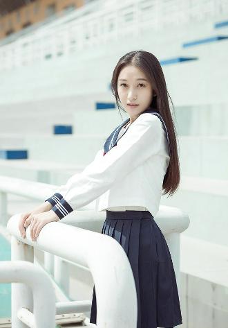 中午妈妈在厨房做饭