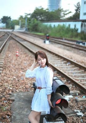 亭亭玉立四月天月色阑珊处情已晚